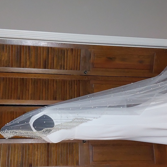 NWOT White Cathedral Tulle Veil with Scattered Faux Pearls main image 10